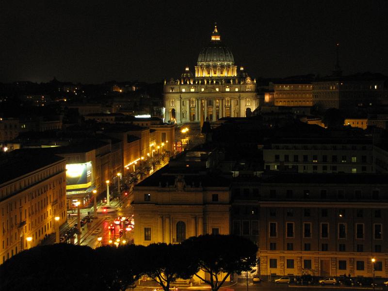 sint pieter_bij_nacht.jpg - Vanaf Castel Sant' Angelo. Een foto van de Via della Conciliazione met op de achtergrond de Basilica di San Pietro (klinkt toch mooier dan Sint Pieter).